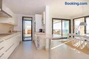Luxurius Penthouse with Large Terrace and Spa - Image 5