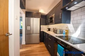 Stylish Salcombe Townhouse - Walk to Beach & Town, Garden, Log Burner, Pet-Friendly & 2 Free Parking Spaces - Sleeps 6 - Image 2