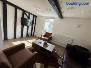 Rustic Elegance Town Centre Flat - Image 2