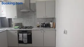 Spacious 2-Bedroom Flat Near Gidea Park Station - Image 4