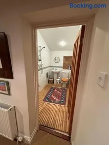 Spacious 4 bed family home near coast - Image 3