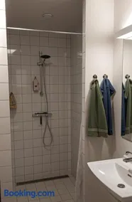 Private Cozy Room - Hotel Style & Free Parking - Image 4