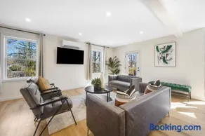 Group-Friendly 10BR Townhouse, Best Area in Bloomfield - Image 3