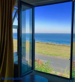 Seafront home with fabulous sea views - Image 2
