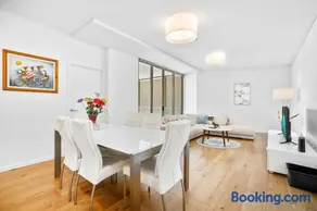 Mascot Central 3 Bed Apt Close to Airport & CBD - Image 3