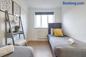 Elegant 3-Bedroom Apartment, Sleeps 5 with Parking in Central Rayleigh - Image 3