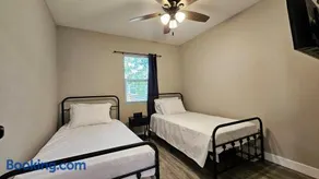 Newly remodeled waterfront home - Image 1