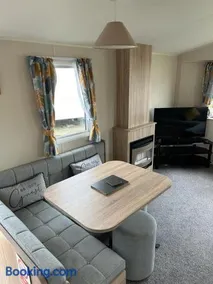 Delightful two bedroom caravan on Par Beach. - Image 4