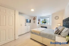 Large One Bedroom Apartments Southsea Sleeps 3 - Free Parking - Image 2