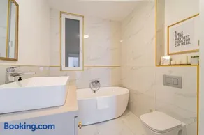Luxury Residence by Castle District, Free Public Parking nearby - Image 4
