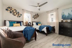 Rear deck w/ Soaking tub + Wi-Fi & Parking - Image 3