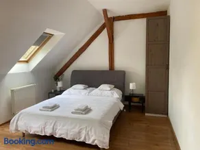 Sunny Attic Apartment - Image 2