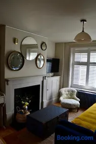 Timeless high street hideaway - Image 2