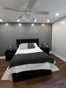 The Cozy Bungalow in North York Nest - Image 5