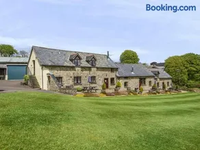 Smiddy Cottage, Historic Village Hub with Spacious Lounge, High Ceilings, and Wood Stove - Image 1