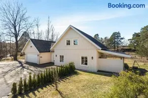 Nyoppført enebolig sentralt med eget spa - Image 1