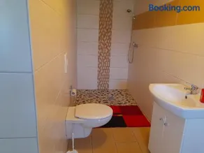 Appartamento adatto alle famiglie con terrazza, griglia e giardino - Image 3