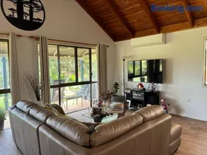 Chesterfield Farm Stay - Private Room - Image 1