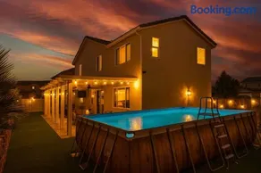 Windridge Manor - Wine Country Retreat with 6 Beds, Garden, Pool, Games & BBQ - Image 4