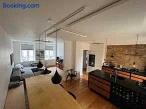 Townhouse with private garden in the centre - Image 2