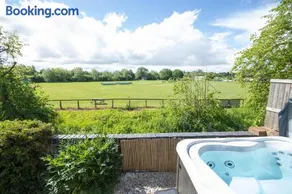 Riverside Shepherd’s Hut with Hot Tub - Image 4