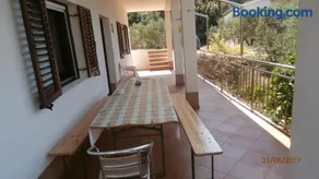 Charming Apartment in Gdinj + Garden - Image 1