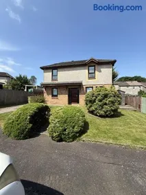 Luxury 5 Bed Home - Glasgow - Free Private Parking - Garden - Image 1