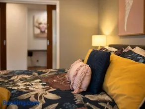 Stylish 4BR Lyndhurst Home Shops & Golf Nearby - Image 3