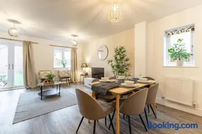 Heathrow House with Parking - Sleeps 5 near M25, Virginia Water, Thorpe Park & Legoland, Mid To Long Term Bookings Welcome - Image 2