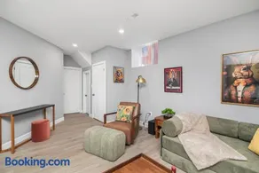 Cozy Spacious 2BR Suite with Parking & Wi-Fi - Image 5