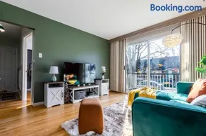 Cozy Montreal 3BR Entire Apartment-3min walk to Metro-free parking-Botanical garden-biodome - Image 2