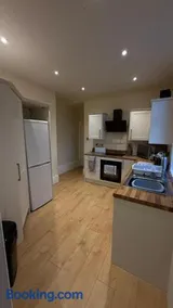 Spacious Home, Up to 10 Guests, Wi-Fi & Parking - Image 4