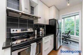 Spacious Downtown Condo with Pool Gym & Parking - Image 3