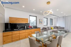 Luxury 2bdrm balcony & parking close to the Beach - Image 5