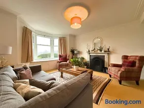 Spacious 4BR Retreat for 8 With Parking - Image 3