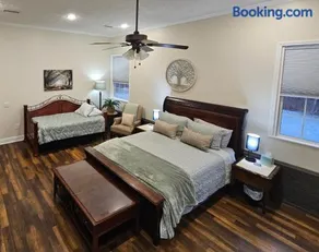 Oakwood Oasis-Studio w Laundry & Kitchen - Image 2