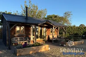 The Gatehouse Lodge Farm Stay, Distant Sea Views - Image 1
