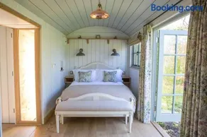 Perkins luxury shepherd huts - Image 5