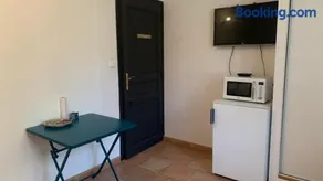 Chambre, salon, salle de bains et WC privés -sans cuisine- dans maison provençale chez l'habitant - Image 3