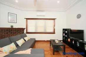 Sydney, Bexley North holiday home 3bedrooms, free parking, close to Train station and CBD - Image 5