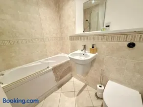 Charming 1BR Apartment In Heart of Cardiff Bay - Image 3