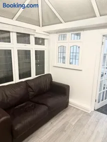 Romford spacious house with conservatory - Image 4