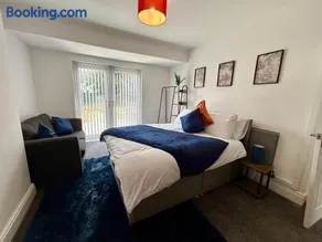 Spacious 4-Bed House Parking Ideal for Contractors - Image 5