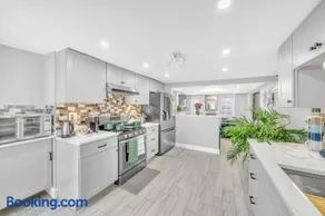 3 bedroom 4 bed duplex large backyard - Image 2