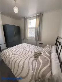 Large Double Room On Ground Floor with Free Parking, Workspace & Superfast WiFi - Image 4