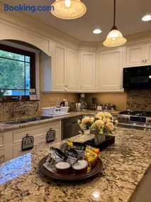 Bluegrass Resort - Nature rich escape, Between the Creation & ARK, Fully equipped kitchen, Pet friendly, Fire pit - Image 2