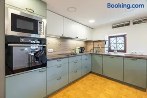 Charming Historic Cottage with Two Apartments near Prague Zoo - Image 2