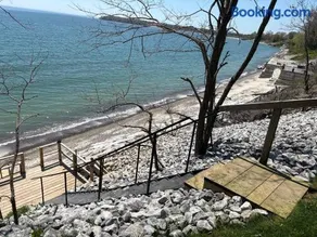 Lakefront Lake Erie with Amazing sunset Views 3BR Pet Friendly 1 HR from Hamilton and Niagara - Image 4