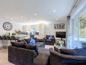 A Detached Garden Lodge, Hot Tub, Heating, WiFi & Parking - Image 4