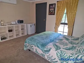 Private Studio Ensuite & Kitchenette - Image 2